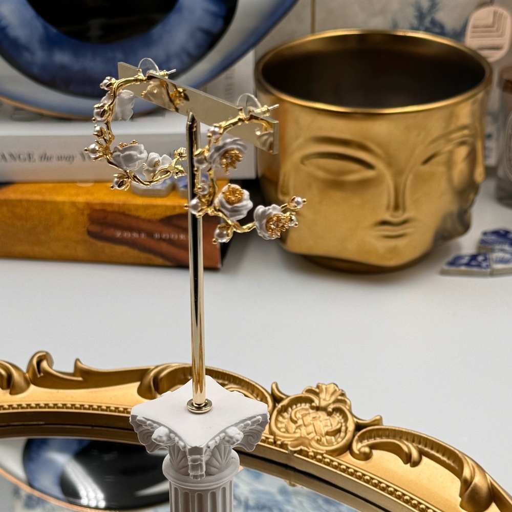 🆕 LES NEREIDES 🧿 NWOT White Rose Branch and Pearls Hoop Earrings - Picture 13 of 15
